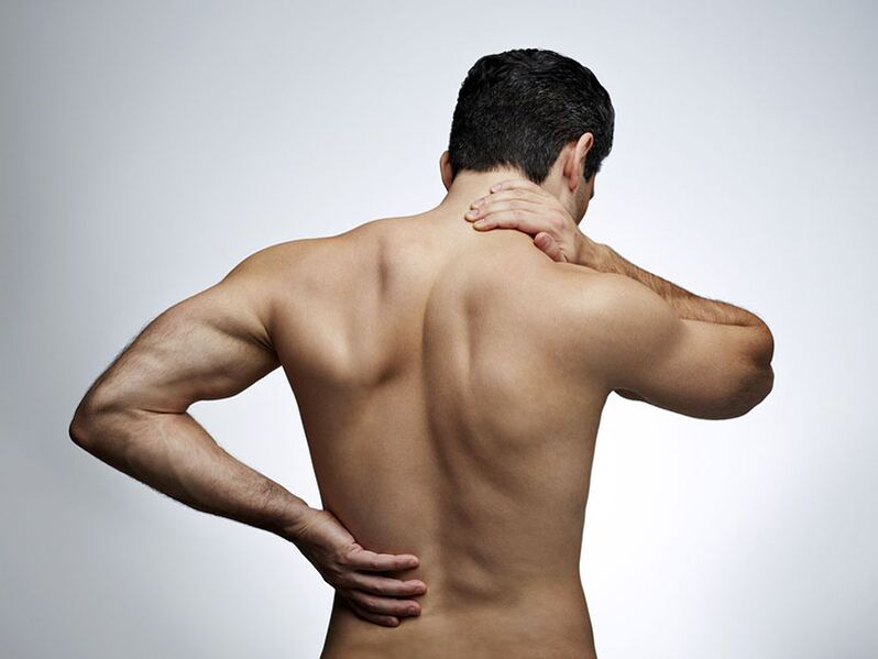 Los principales síntomas de la osteocondrosis son dolor en el cuello, la espalda y la zona lumbar. 