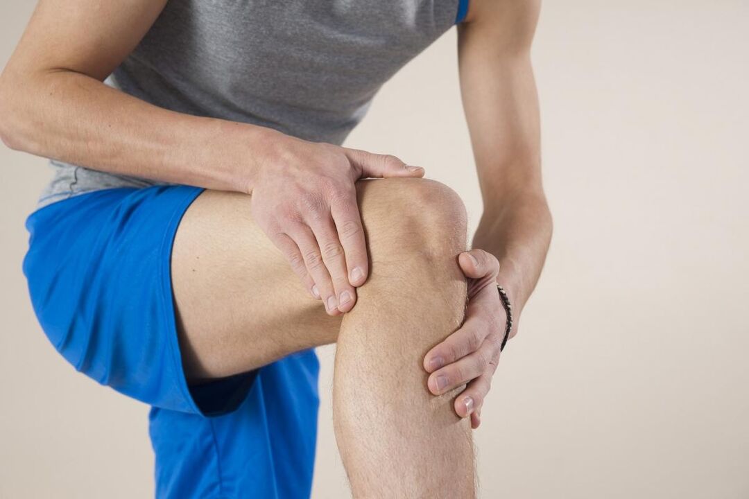 Los primeros dolores y rigidez en la articulación debido a la artrosis se atribuyen a esguinces de músculos y ligamentos. 